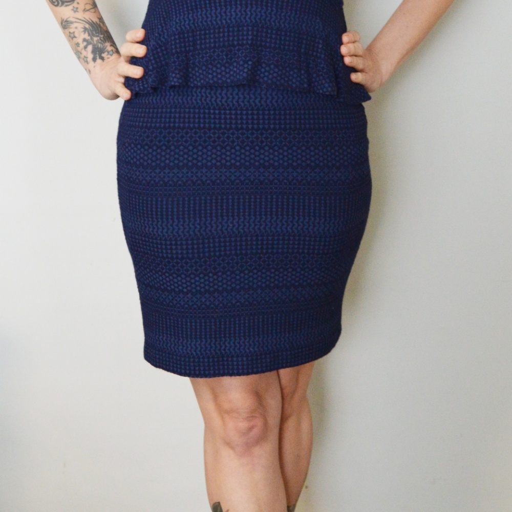 BCBG blue v neck dress. Zipper back. Super soft - Picture 2 of 4